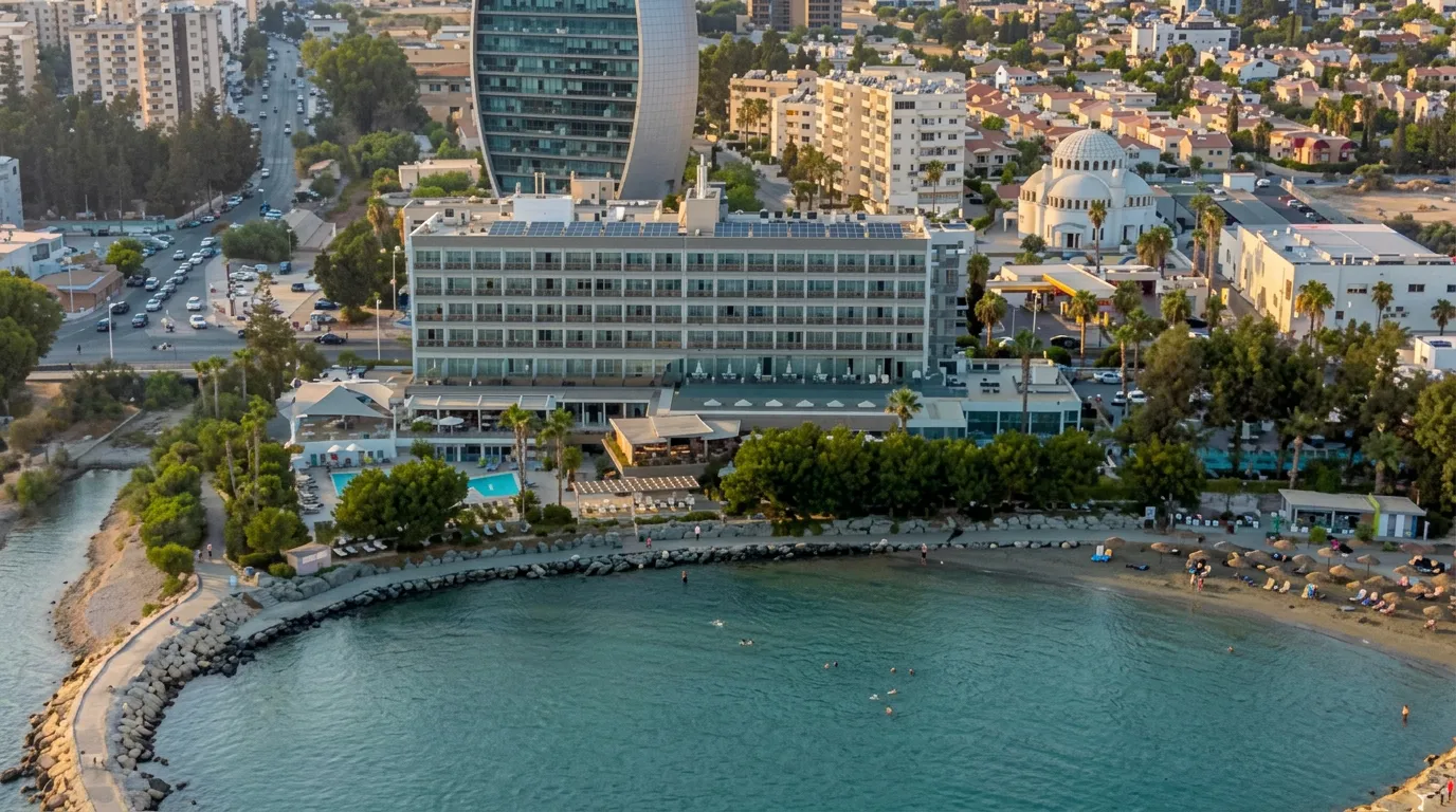 Moderne Skyline von Limassol, Zypern, mit Hochhäusern direkt am Mittelmeer – Standort vieler zyprischer Firmen